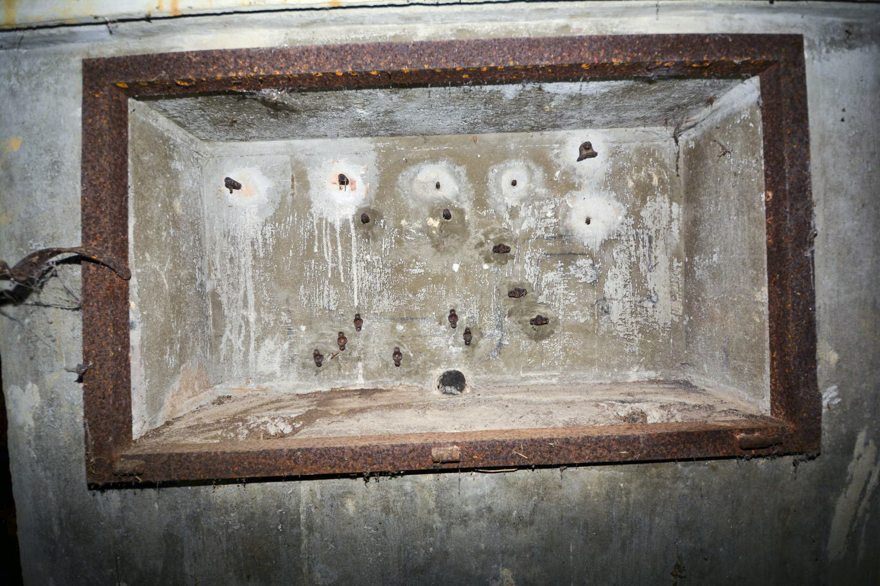 Ligne Maginot - JETTINGEN - (Chambre de coupure) - Le massif dans la chambre de coupure
La face arrière abritait un téléphone étanche avec ses piles et sa sonnerie ainsi que le boîtier de raccordement des lignes de campagne - Lambert Pascal