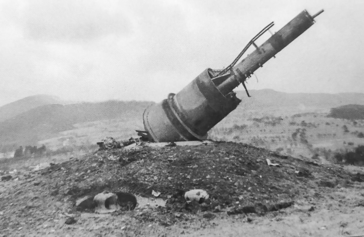 Ligne Maginot - FOUR A CHAUX - FAC - (Ouvrage d'artillerie) - La tourelle de mitrailleuses du bloc 5 après les essais allemands de 1942 - Inconnu