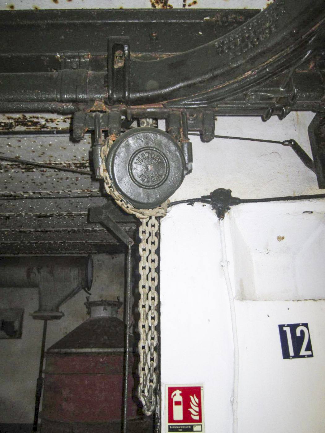 Ligne Maginot - FOUR A CHAUX - FAC - (Ouvrage d'artillerie) - Bloc 2
Etage intermédiaire de la tourelle de 75
Monorail Tourtellier et palan pour la manutention des caissons à munitions - Gregory Fuchs