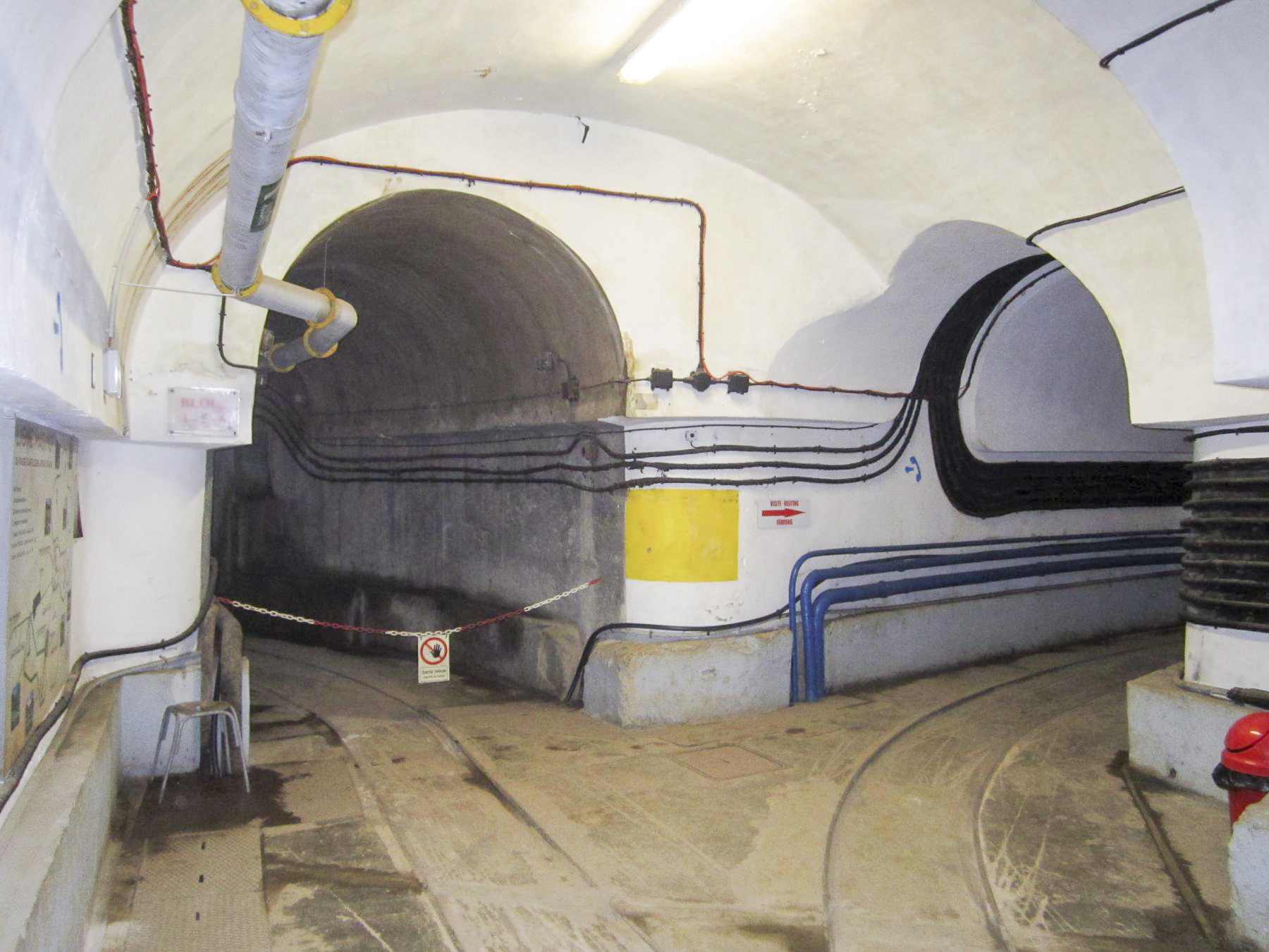 Ligne Maginot - FOUR A CHAUX - FAC - (Ouvrage d'artillerie) - A gauche galerie vers les blocs 1, 6, 5
A droite galerie vers les blocs 2, 3, 4 - Gregory Fuchs