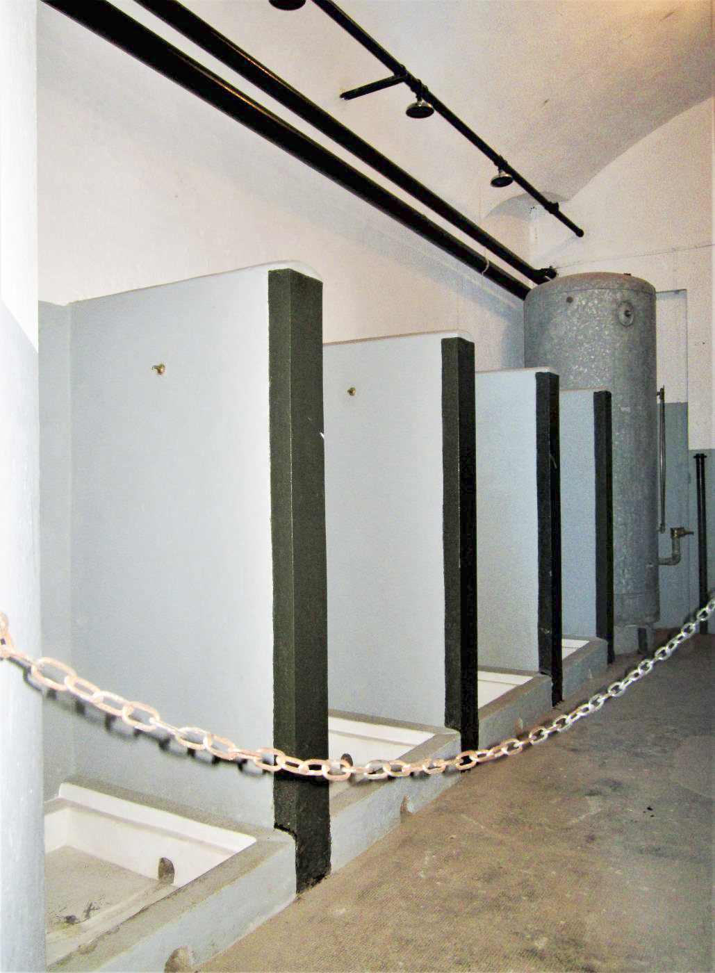 Ligne Maginot - FOUR A CHAUX - FAC - (Ouvrage d'artillerie) - Local de décontamination
Douches - Gregory Fuchs