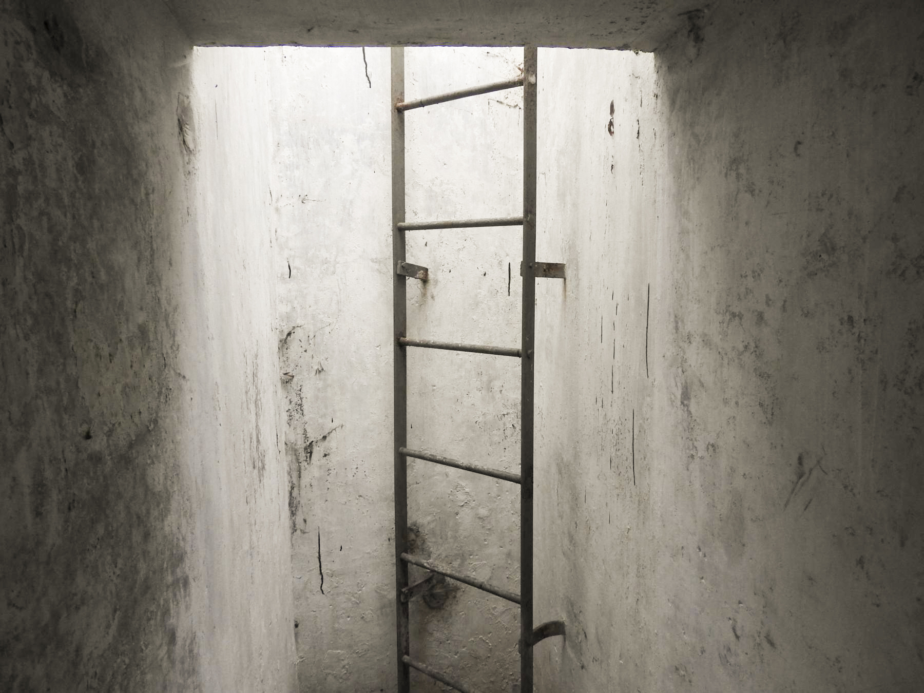 Ligne Maginot - CU2 - (Chambre de coupure) - Le puits d'accès et l'échelle - STENGER Mathieu