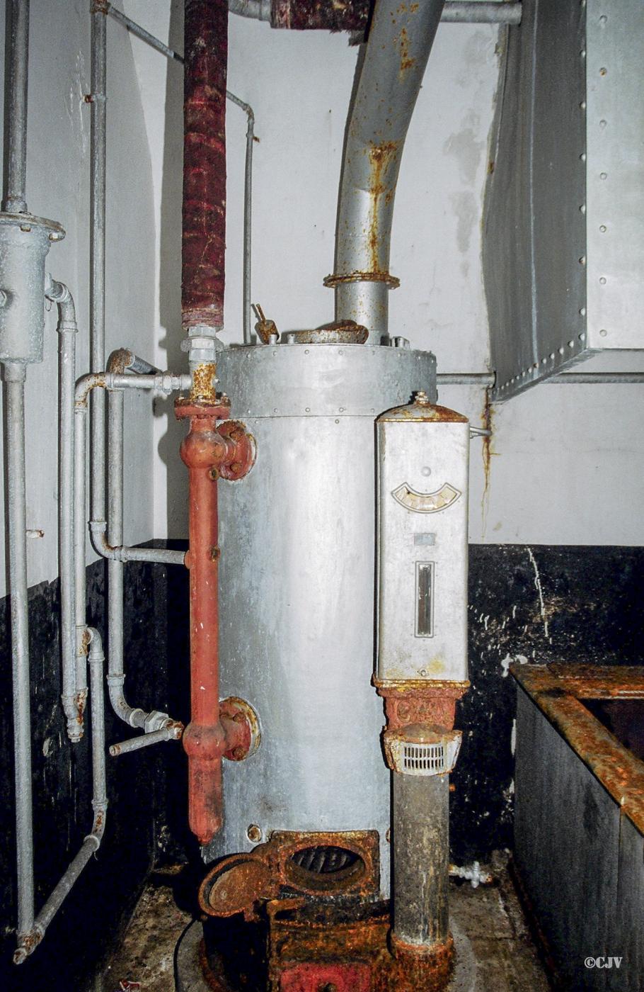 Ligne Maginot - FREUDENBERG (QUARTIER SCHIESSECK - I/37° RIF) - (Abri) - La chaudière vapeur à charbon produisant de l'eau chaude  pour le réchauffage de l'abri.
L'eau circule par effet de thermosiphon et alimente la batterie de chauffe insérée dans le circuit d'arrivée de l'air neuf. - Lia VERMEULEN