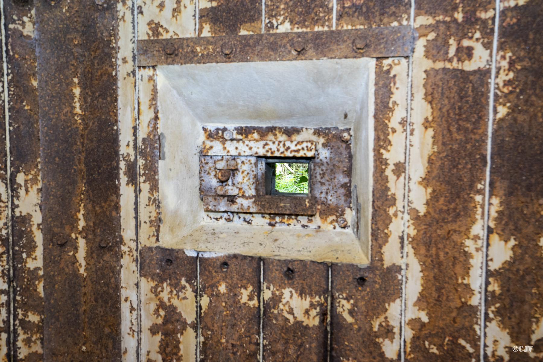 Ligne Maginot - 101 - TIEFENBACH NORD - (Casemate d'infanterie - double) - Créneau pour le flanquement de la casemate de Willerbach - Lia VERMEULEN