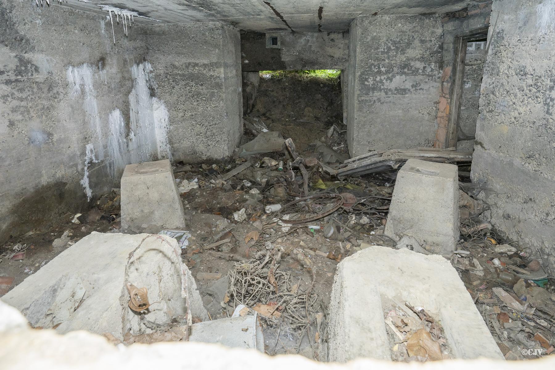 Ligne Maginot - RAEDERSDORF CENTRE - (Blockhaus pour canon) - Chambre de tir pour le canon vu à travers l'embrasure - Lia VERMEULEN