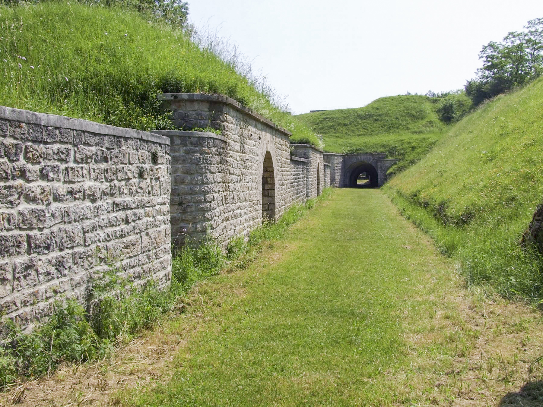 Ligne Maginot - BATTERIE DES ROCHES - (Position d'artillerie préparée) - Le rempart d'artillerie. - STENGER Mathieu