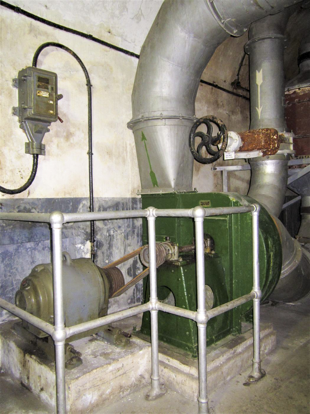 Ligne Maginot - SAINT GOBAIN - (Ouvrage d'infanterie) - Salle de neutralisation de l'ouvrage
Ventilateur air gazé et vanne bypass des filtres - Gregory Fuchs