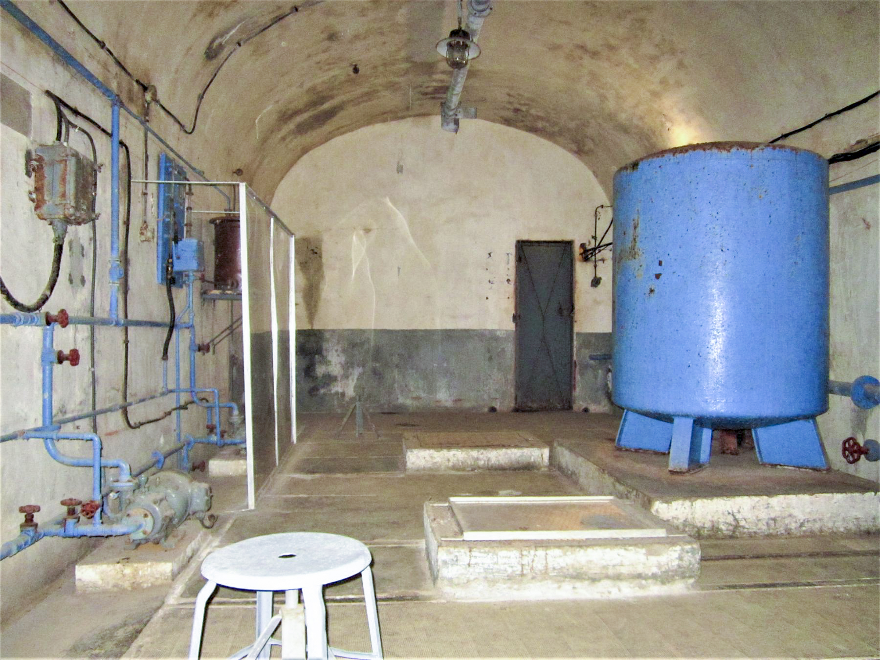 Ligne Maginot - SAINT GOBAIN - (Ouvrage d'infanterie) - Local de traitement de l'eau potable 
Au fond à droite la galerie vers le captage extérieur - Gregory Fuchs