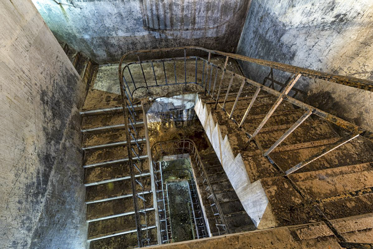 Ligne Maginot - LEGERET - (Abri) - Une fois dedans nous avons cet immense escalier qui nous emmène dans les souterrains de l'abri. - Patrimoine en Images