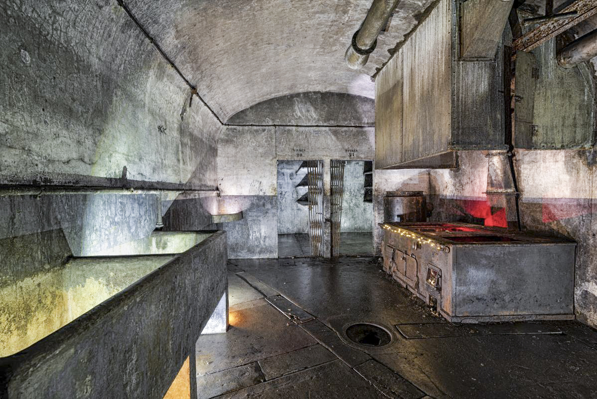 Ligne Maginot - LEGERET - (Abri) - La magnifique cuisine ayant une conception vraiment intéressante, notamment avec les réserves à vivres dans la continuité de la pièce... - Patrimoine en Images