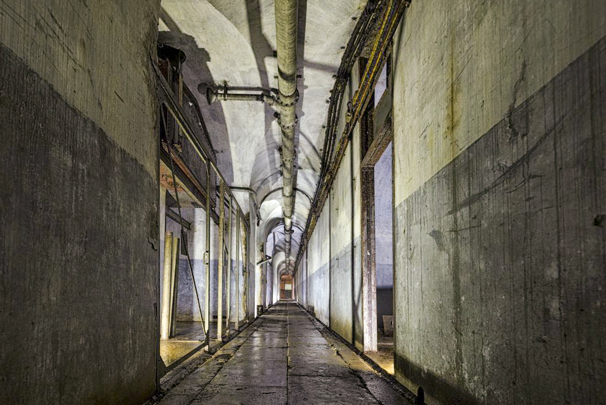 Ligne Maginot - LEGERET - (Abri) - Dirigeons-nous vers les chambres pour la troupe, je trouve que les couleurs de ce couloir sont vraiment intéressantes, ça change des couloirs grisâtres habituels ! - Patrimoine en Images