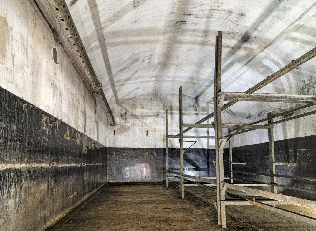 Ligne Maginot - LEGERET - (Abri) - La seconde chambre, cette fois pour les officiers. Sur le mur de gauche des affiches et des calendriers de femmes y sont accrochées ! - Patrimoine en Images