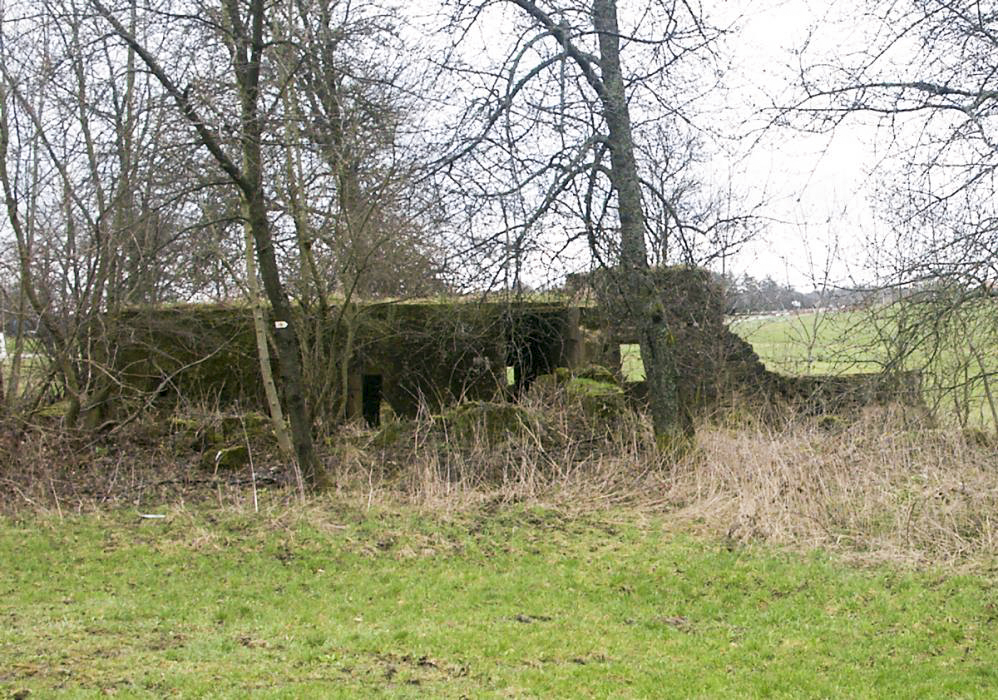 Ligne Maginot - LEGERET - M1BIS - (Blockhaus pour arme infanterie) - Prise de coté.
Noter le mur devant le bloc lui même - Pascal LAMBERT
