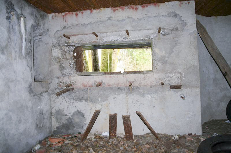 Ligne Maginot - NEUBACH 1 (AVANT POSTE) - (Blockhaus pour canon) - Les restes de la crinoline du canon de 47mm mle 1902 - GRUBER Franck