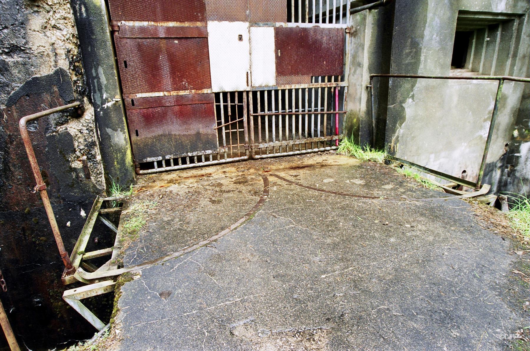 Ligne Maginot - OTTERBIEL - (Ouvrage d'artillerie) - Entrée mixte
La porte et le pont d'entrée - Caspar Vermeulen
