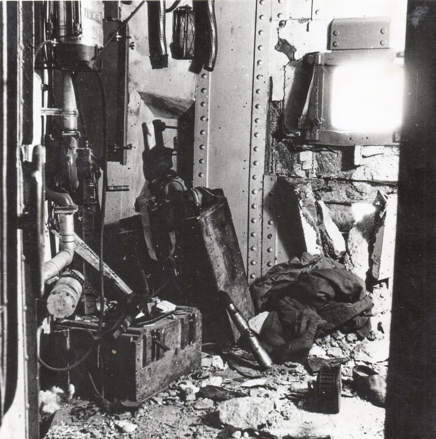 Ligne Maginot - HAUT POIRIER - (Ouvrage d'infanterie) - L'intérieur de la chambre de tir du bloc 3 après les combats - Inconnu