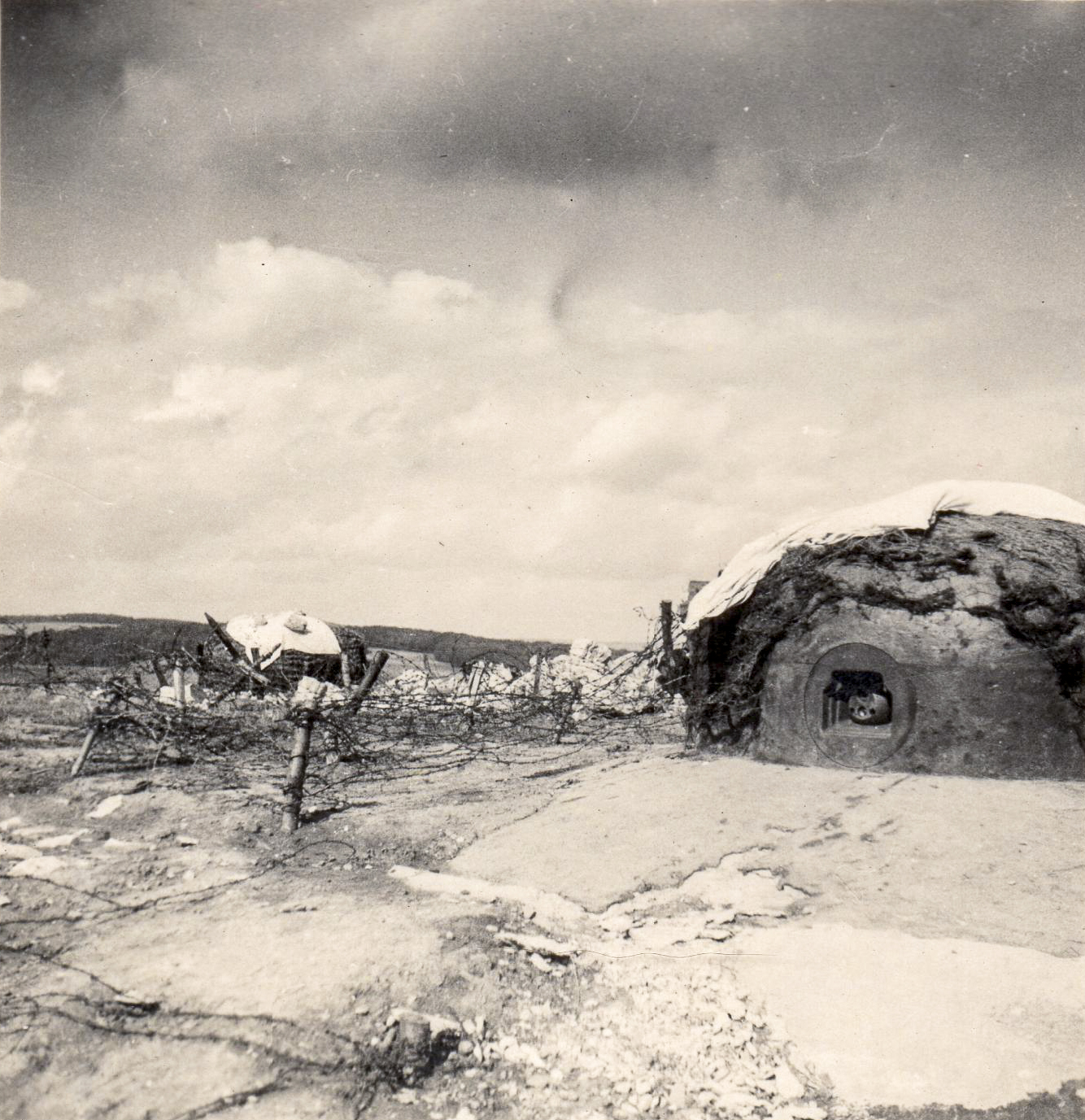 Ligne Maginot - HAUT POIRIER - (Ouvrage d'infanterie) - Le drapeau blanc sur les cloches du bloc 1
22.06.1940 - Inconnu
