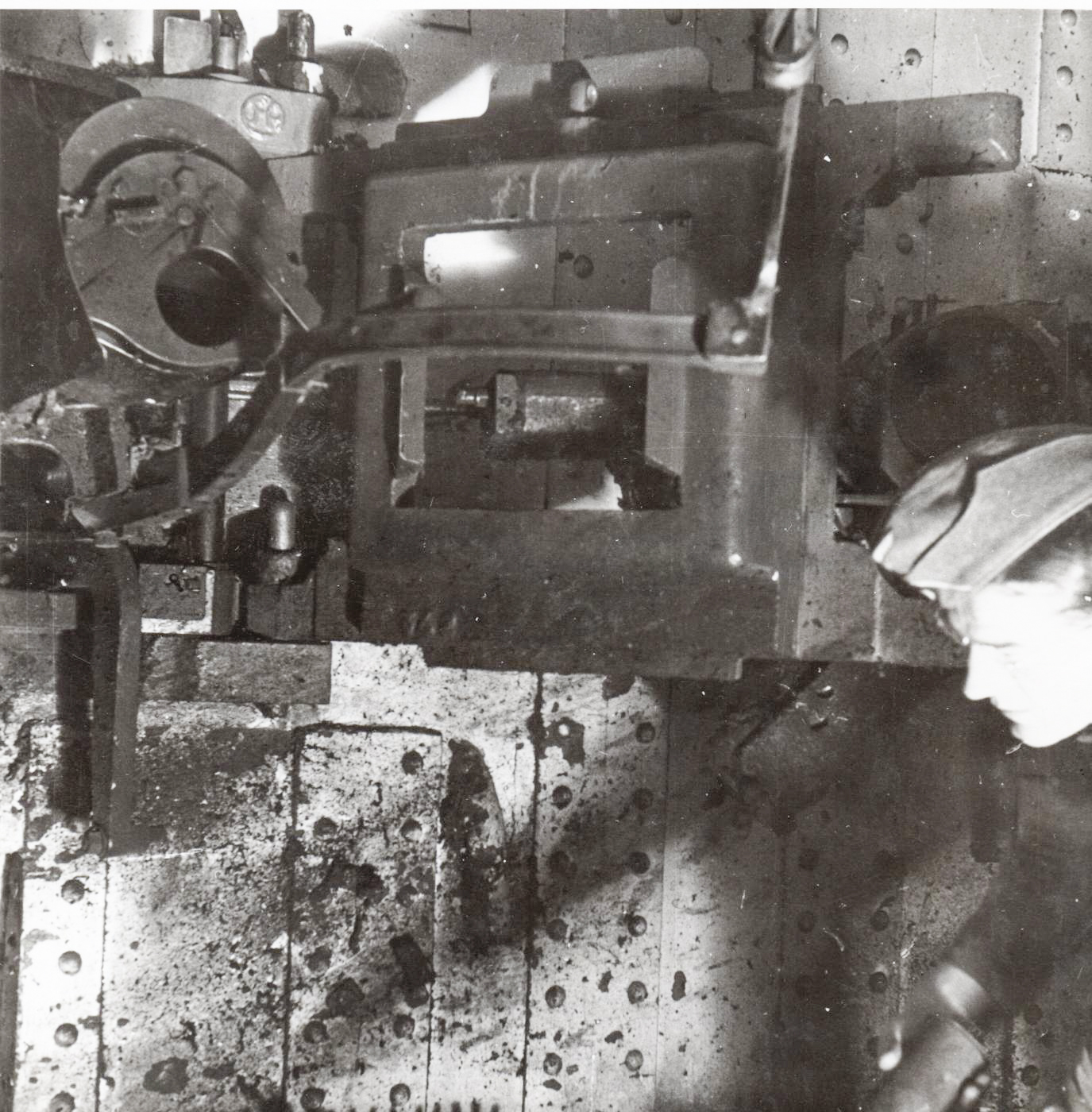 Ligne Maginot - HAUT POIRIER - (Ouvrage d'infanterie) - Le canon antichar 47 du bloc 3 juste à côté du lieu de l'explosion d'un obus d'artillerie allemand dans la chambre de tir - Inconnu