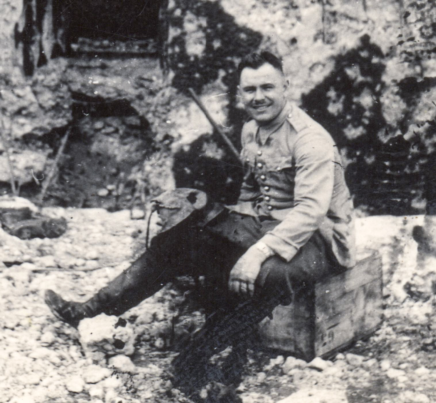 Ligne Maginot - HAUT POIRIER - (Ouvrage d'infanterie) - Un soldat allemand devant le bloc 3 avec une veste d'officier français - Inconnu