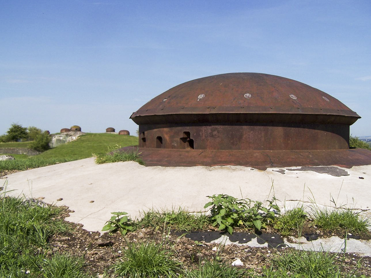 Ligne Maginot - HAUT POIRIER - (Ouvrage d'infanterie) - Bloc 2
Tourelle avec le bloc 1 à l'arrière plan. - Gilles LENHARD