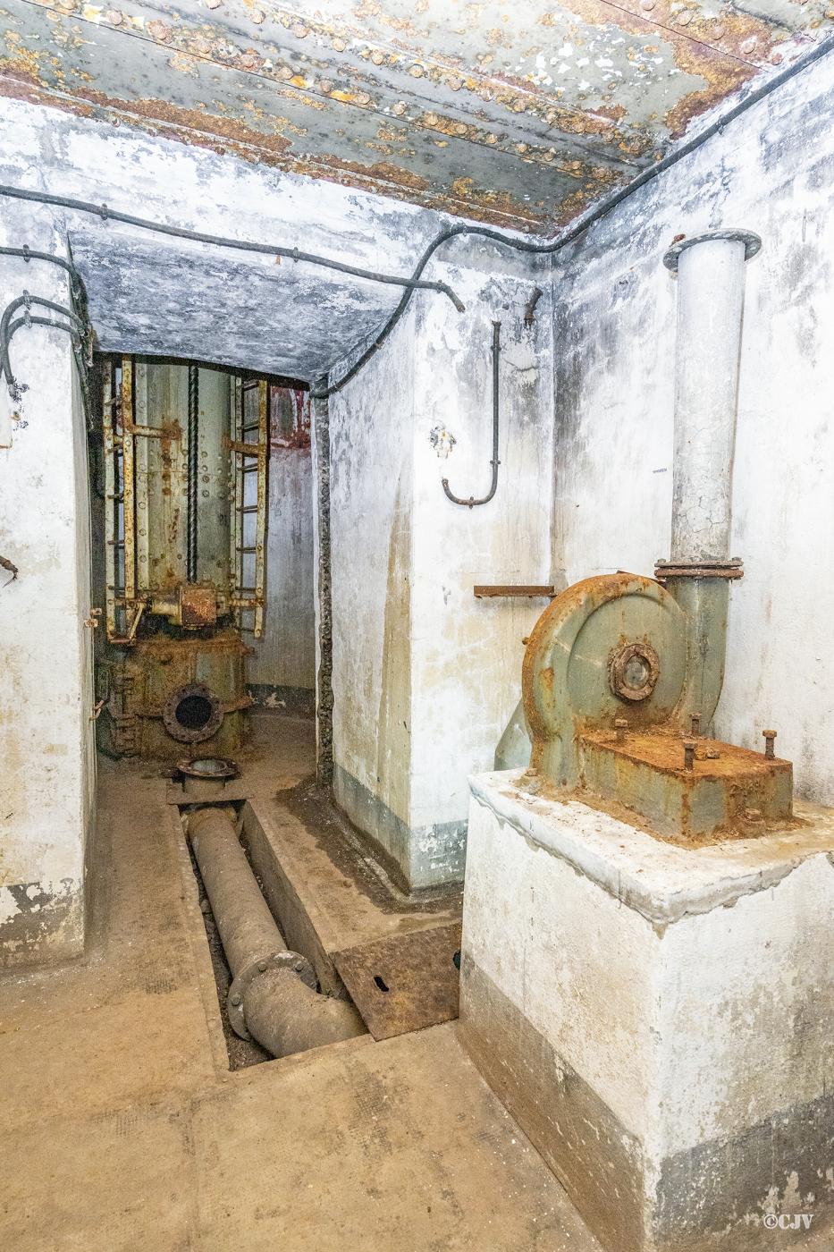 Ligne Maginot - HAUT POIRIER - (Ouvrage d'infanterie) - Bloc 1
Entrée de la cloche AM avec ventilateur - Lia VERMEULEN
