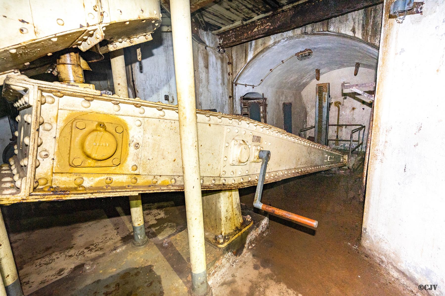 Ligne Maginot - HAUT POIRIER - (Ouvrage d'infanterie) - Bloc 2
Balancier de la tourelle - Lia VERMEULEN