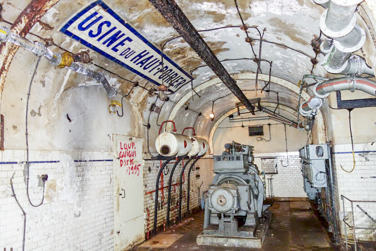 Ligne Maginot - HAUT POIRIER - (Ouvrage d'infanterie) - L'usine du Haut-Poirier présente cette belle plaque en faïence avec le nom de l'ouvrage, style métro parisien. - Michel Teiten