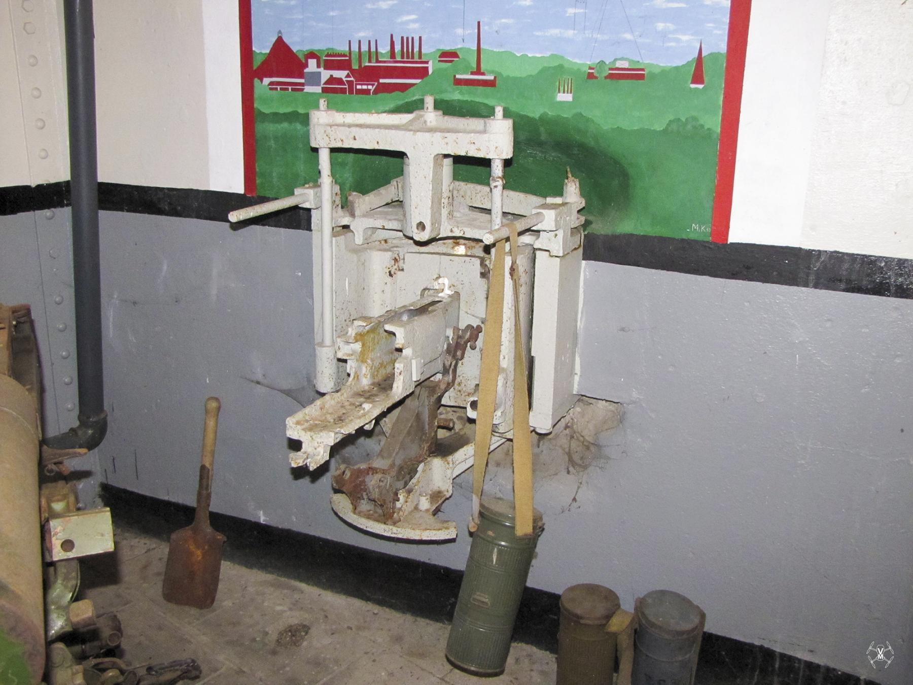 Ligne Maginot - MONT DE LA JUSTICE - (Casemate d'infanterie - Double) - Trémie pour mitrailleuse Hotchkiss 8 mm mle 1914 - Vincent Vermeulen