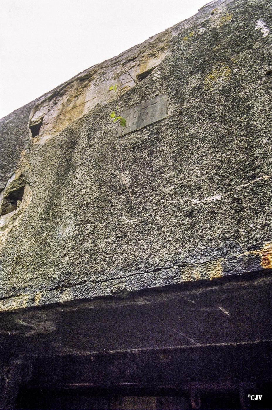 Ligne Maginot - SUD OUEST DE MAULDE - CASEMATE DE 155 - (Casemate d'artillerie) - Cartouche datant la construction - Lia VERMEULEN