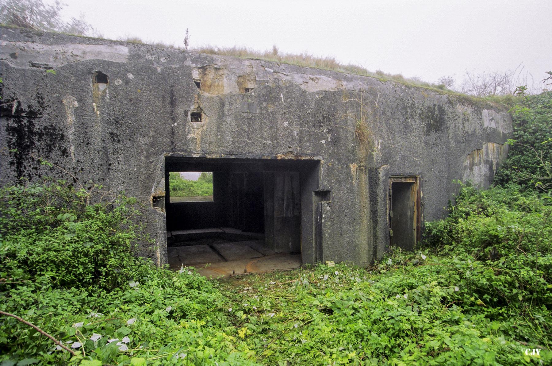 Ligne Maginot - SUD OUEST DE MAULDE - CASEMATE DE 155 - (Casemate d'artillerie) - Entrées du canon (à gauche) et du personnel (à droite) - Lia VERMEULEN