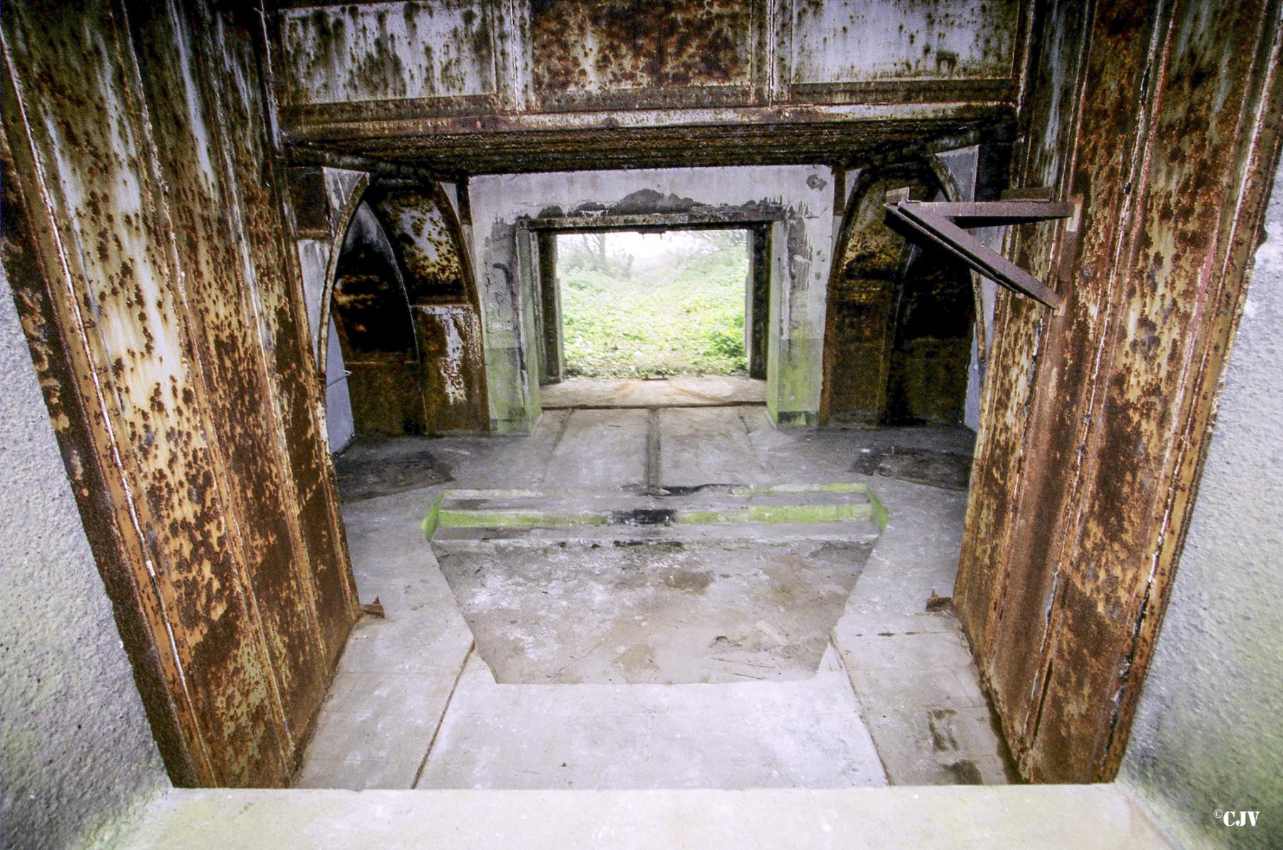 Ligne Maginot - SUD OUEST DE MAULDE - CASEMATE DE 155 - (Casemate d'artillerie) - La chambre de tir vue depuis l'embrasure - Lia VERMEULEN