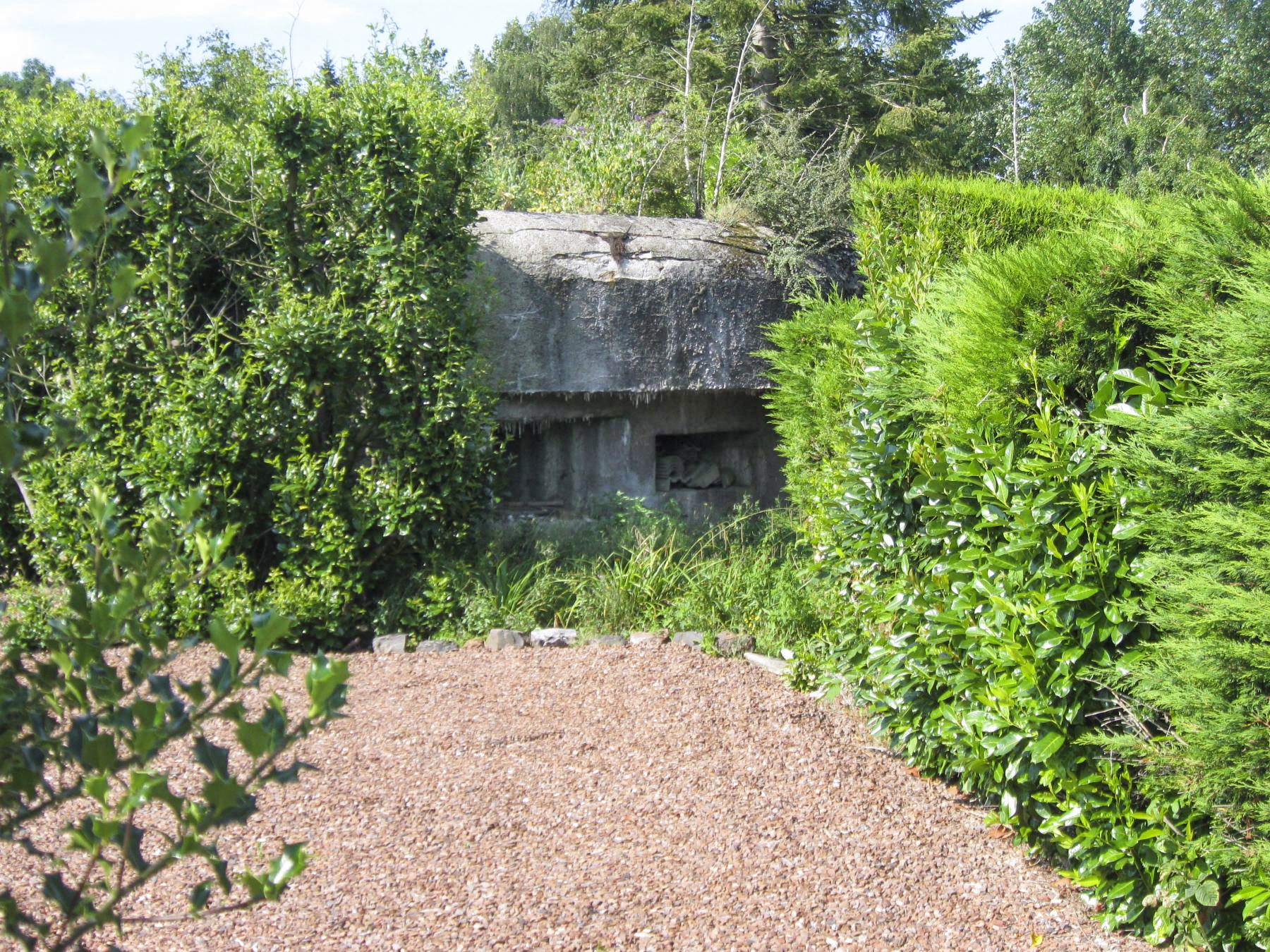 Ligne Maginot - ARDOISE - (Blockhaus lourd type STG / STG-FCR - Double) - Les créneaux tirant en direction de la casemate de Rodignies - Hubert DELPLACE