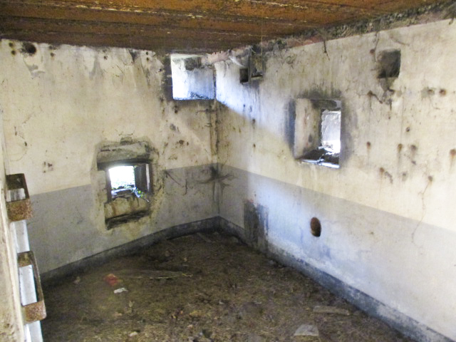 Ligne Maginot - RODIGNIES EST - (Casemate d'infanterie - Double) - Chambre de tir mitrailleuse droite, à gauche le support du central téléphonique - Smardz Félix