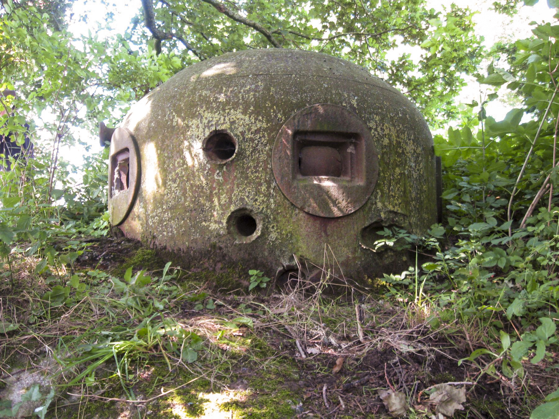 Ligne Maginot - PETIT MARAIS - (Casemate d'infanterie - Double) - La cloche GFM face a l'Escaut; les impacts des tirs allemands de 88mm qui tuèrent les soldats Emile MANOUVRIER et Edouard BURIDAN du 54e RIF - Hubert DELPLACE