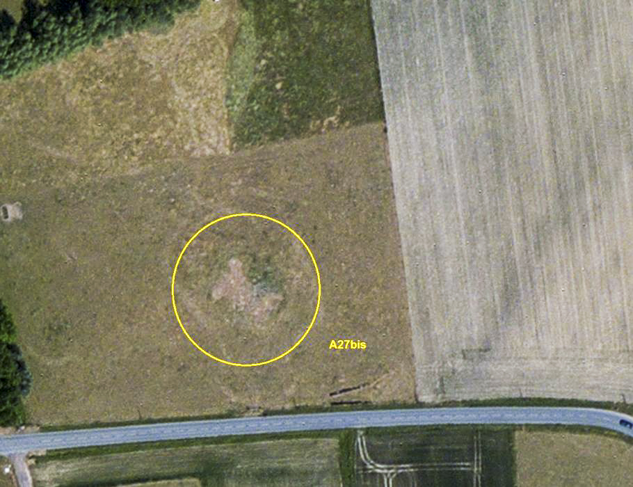 Ligne Maginot - CHARBON - (Blockhaus lourd type STG / STG-FCR - Double) - La trace du radier est distinguée dans le pré. - Bing Sat