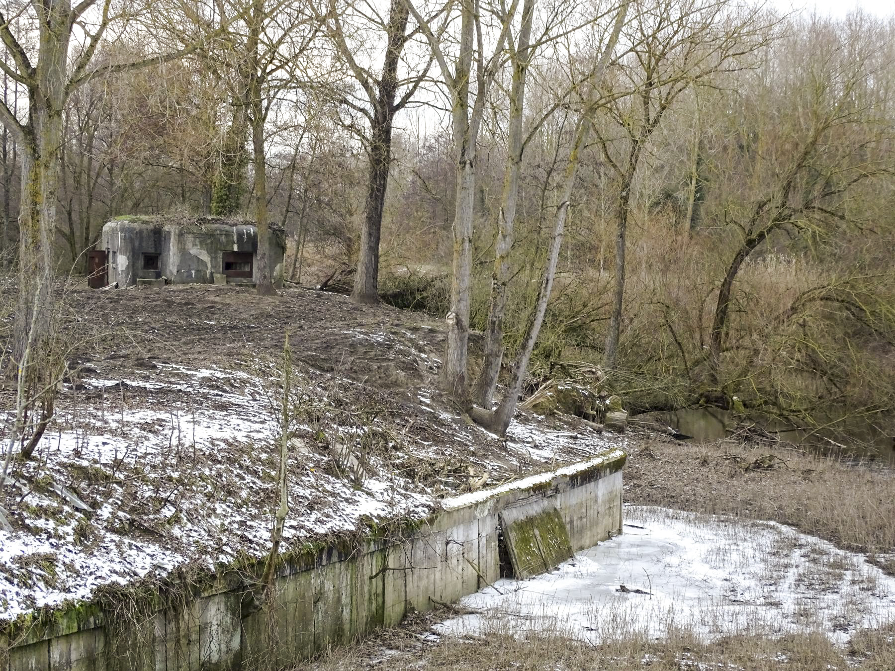 Ligne Maginot - ECLUSE DE RODIGNIES - (Blockhaus pour arme infanterie) - Les deux créneaux tirant vers Hergnies et le pont sur le Jard; devant, le canal du Jard. - Hubert DELPLACE