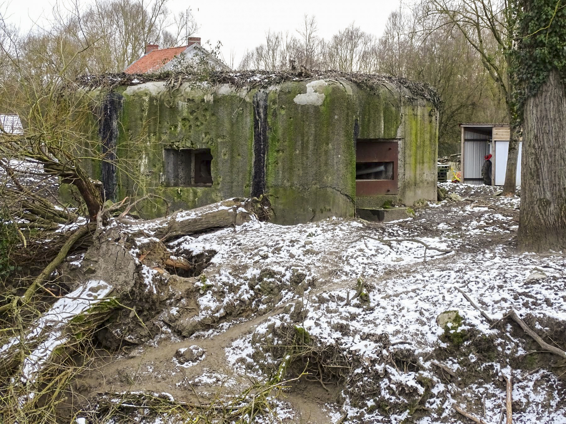 Ligne Maginot - ECLUSE DE RODIGNIES - (Blockhaus pour arme infanterie) - Le créneau frontal face au Fort de Flines; notez les impacts des tirs allemands - Hubert DELPLACE