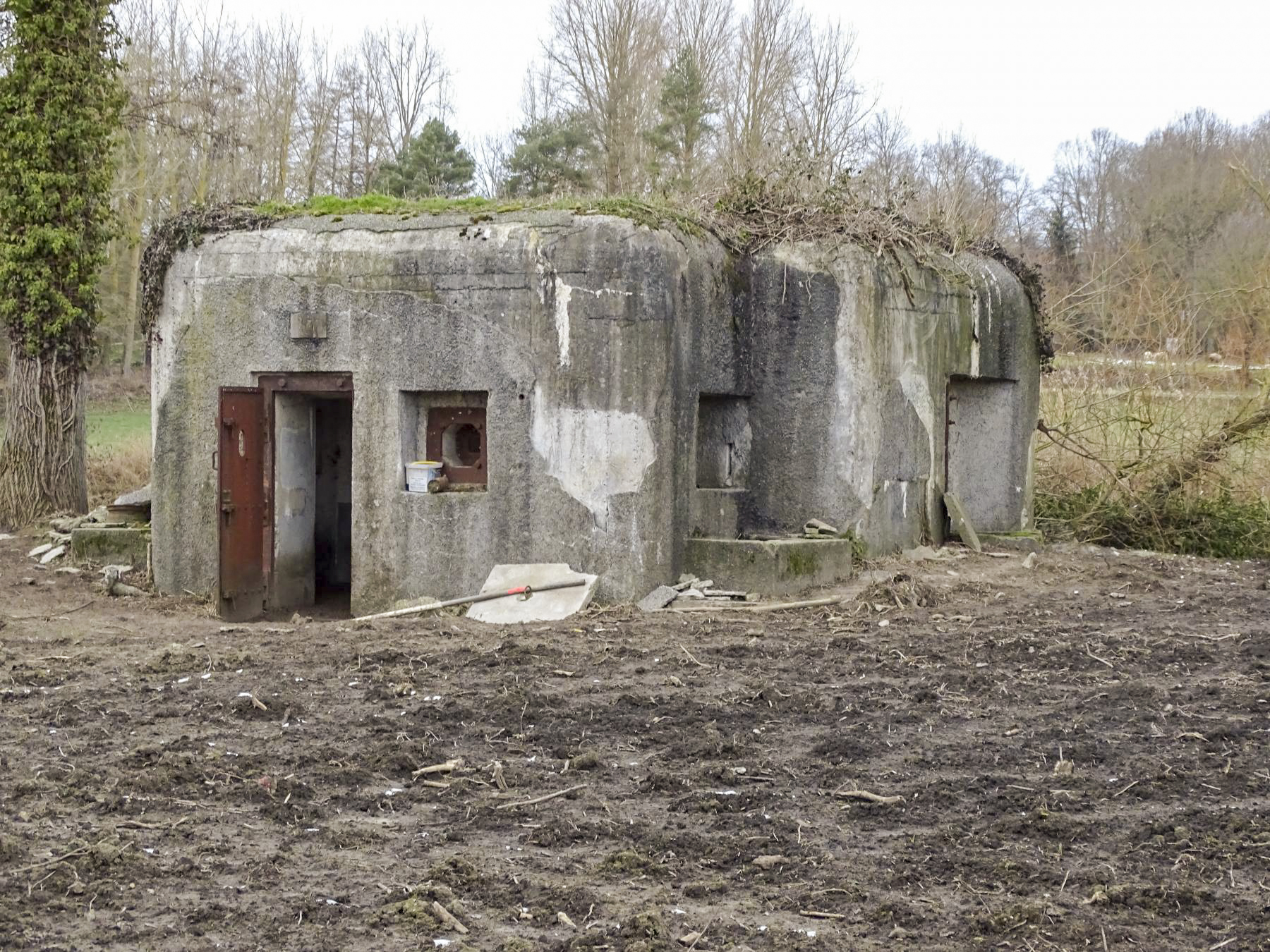 Ligne Maginot - ECLUSE DE RODIGNIES - (Blockhaus pour arme infanterie) - La face arrière du bloc; au fond les vestiges du Fort de Flines (Séré de Rivières) - Hubert DELPLACE