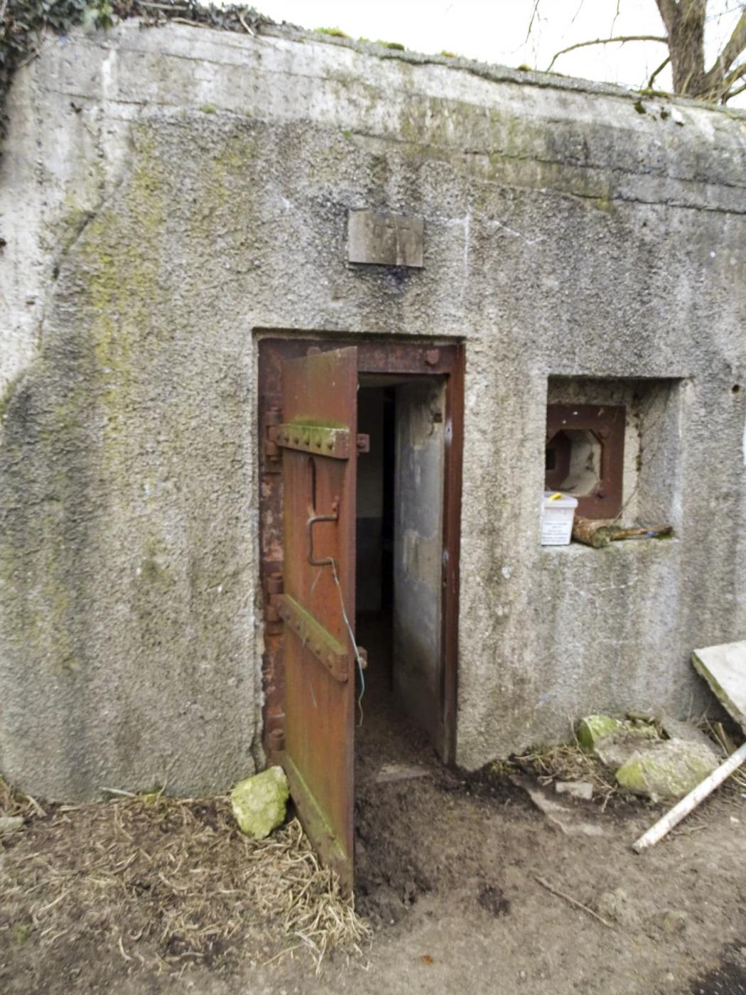 Ligne Maginot - ECLUSE DE RODIGNIES - (Blockhaus pour arme infanterie) - La porte blindée est toujours en place; au dessus la plaque de l'année de construction '1937' - Hubert DELPLACE