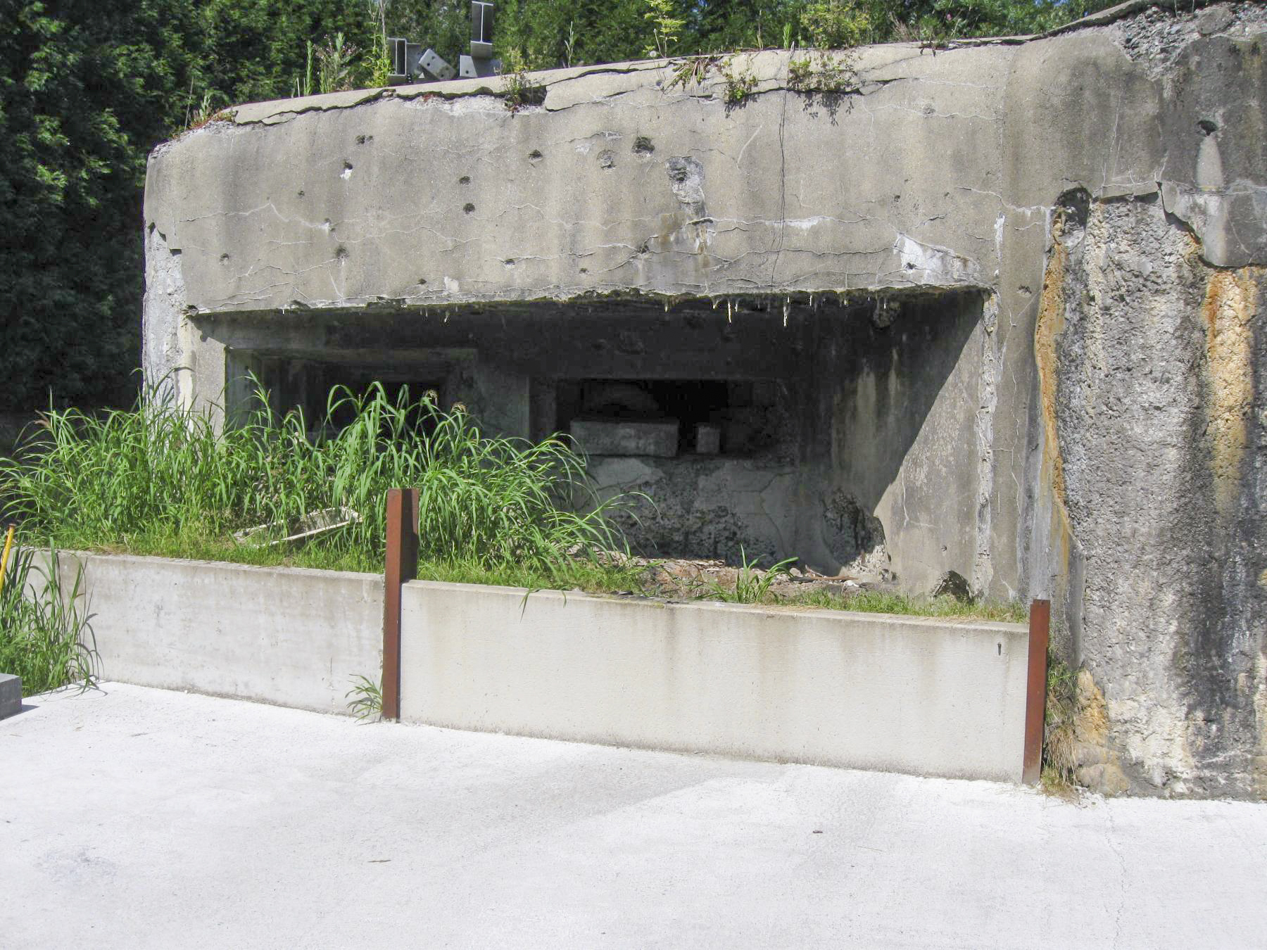 Ligne Maginot - DIAMANT - (Blockhaus lourd type STG / STG-FCR - Double) - Les deux créneaux de droite tirant en direction des casemates du couple des écoles et du pont d'Hergnies - Hubert DELPLACE