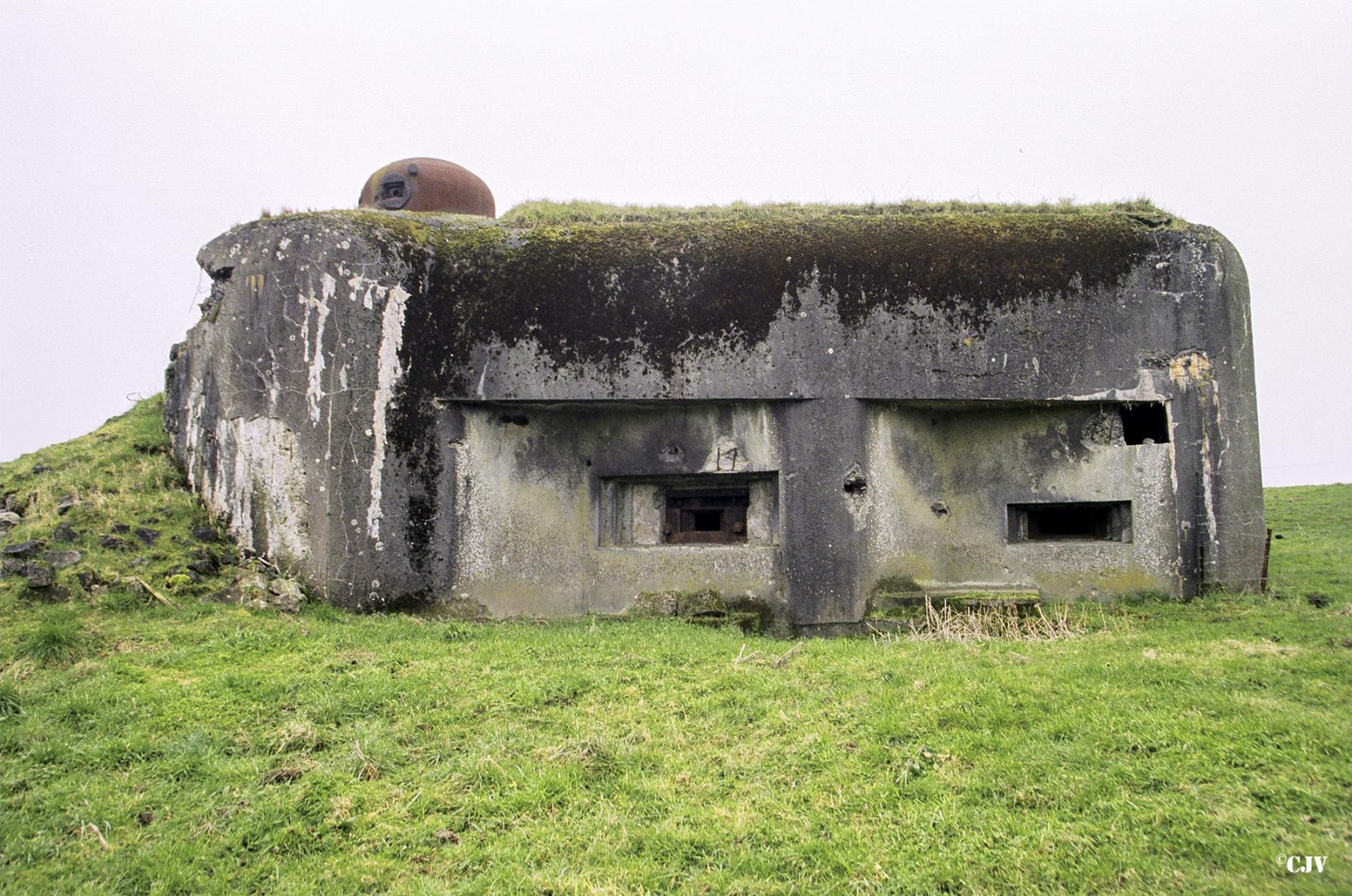 Ligne Maginot - BRUILLE SUD 1 - (Casemate d'infanterie - Simple) - Façade avec chambre de tir 
A gauche se trouve le créneau pour canon antichar de 25 mm, a droite le créneau d'observation. - Lia VERMEULEN