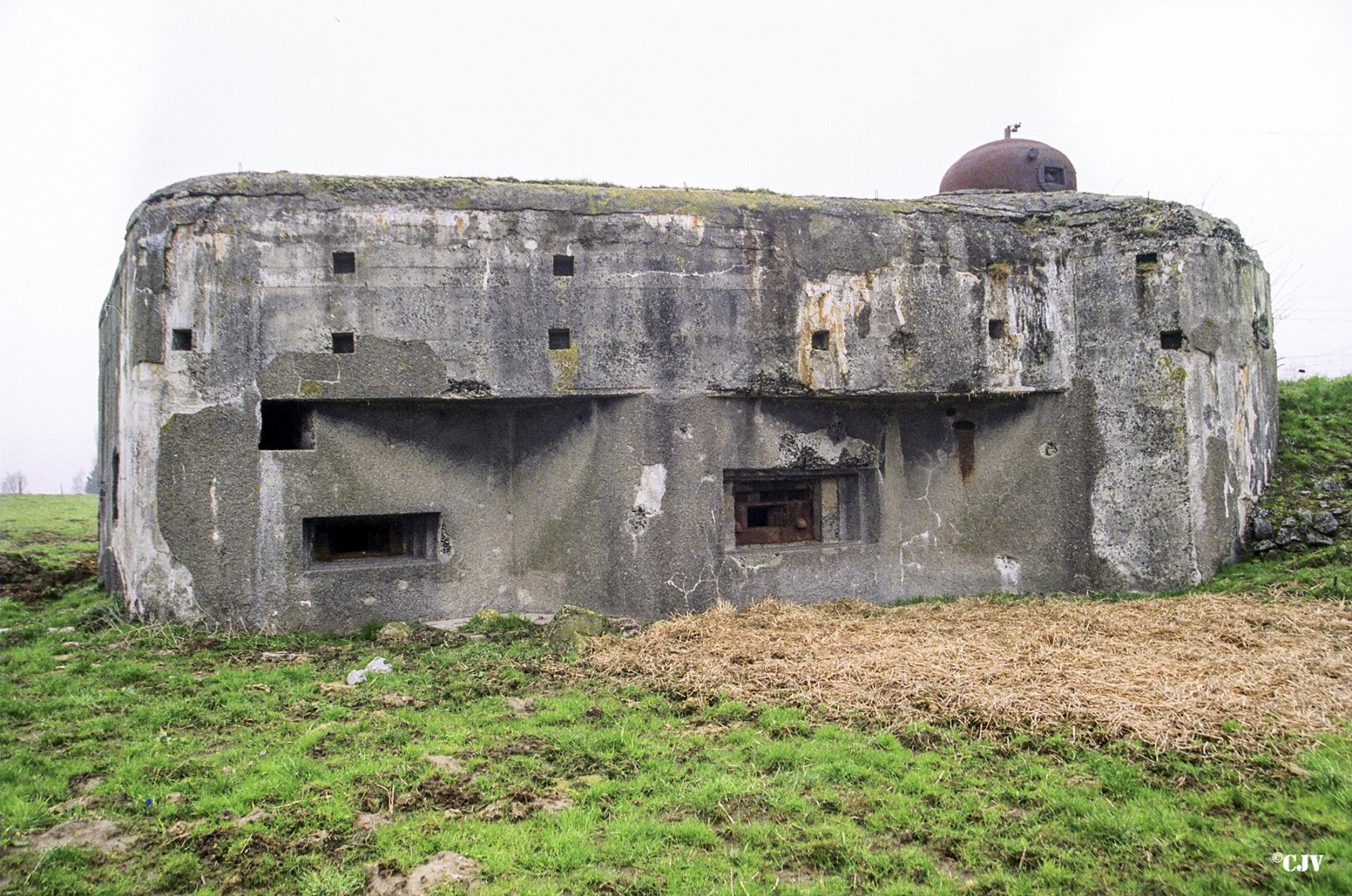 Ligne Maginot - BRUILLE SUD 2 - (Casemate d'infanterie - Simple) - Les créneaux: à gauche pour une mitrailleuse Hotchkiss et à droite pour canon antichar de 25 mm - Lia VERMEULEN