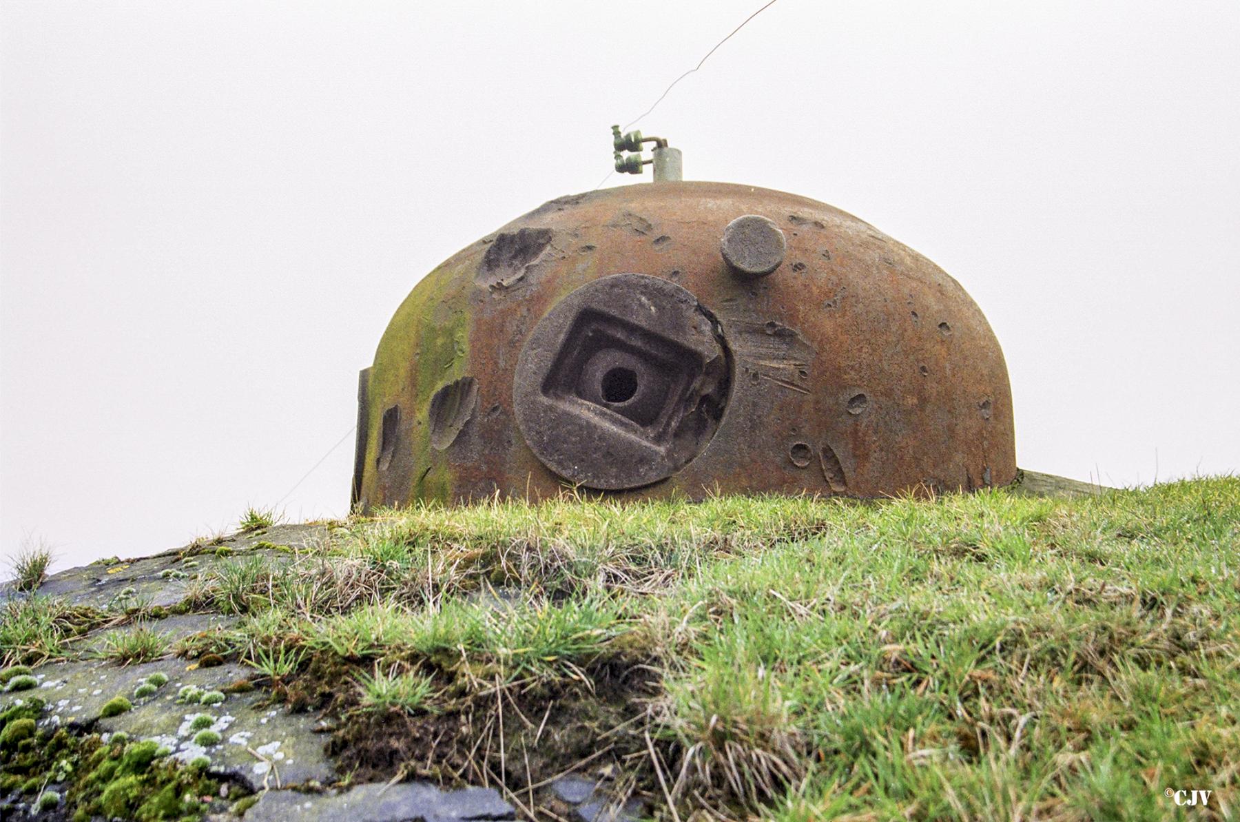 Ligne Maginot - BRUILLE SUD 2 - (Casemate d'infanterie - Simple) - Cloche GFM type B
Notez les impacts et notamment sur la rotule - Lia VERMEULEN