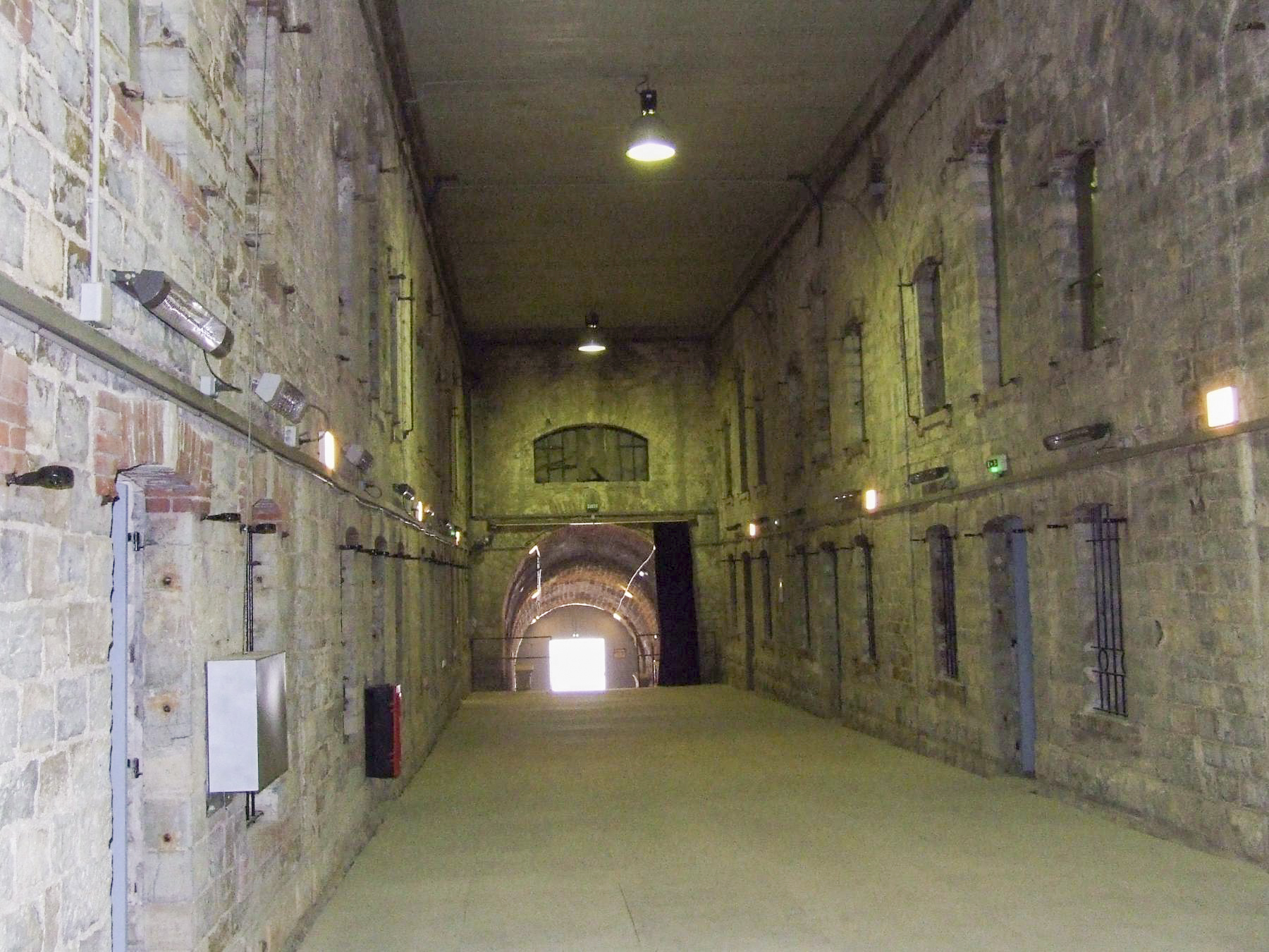 Ligne Maginot - FORT DU MONT-BART - (PC de Sous-Secteur) - La caserne et sa cour. Celle-ci est couverte par une protection en rails de chemin de fer recouverte de béton. Unique dans le système Séré de Rivière. - STENGER Mathieu