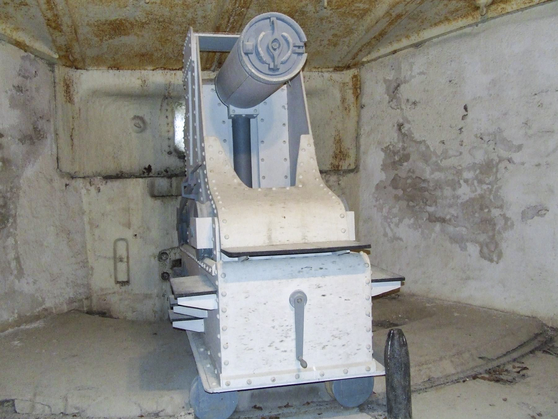Ligne Maginot - FORT DU MONT-BART - (PC de Sous-Secteur) - Une réplique d'une pièce de 155 De Bange dans la casemate Mougin. - STENGER Mathieu