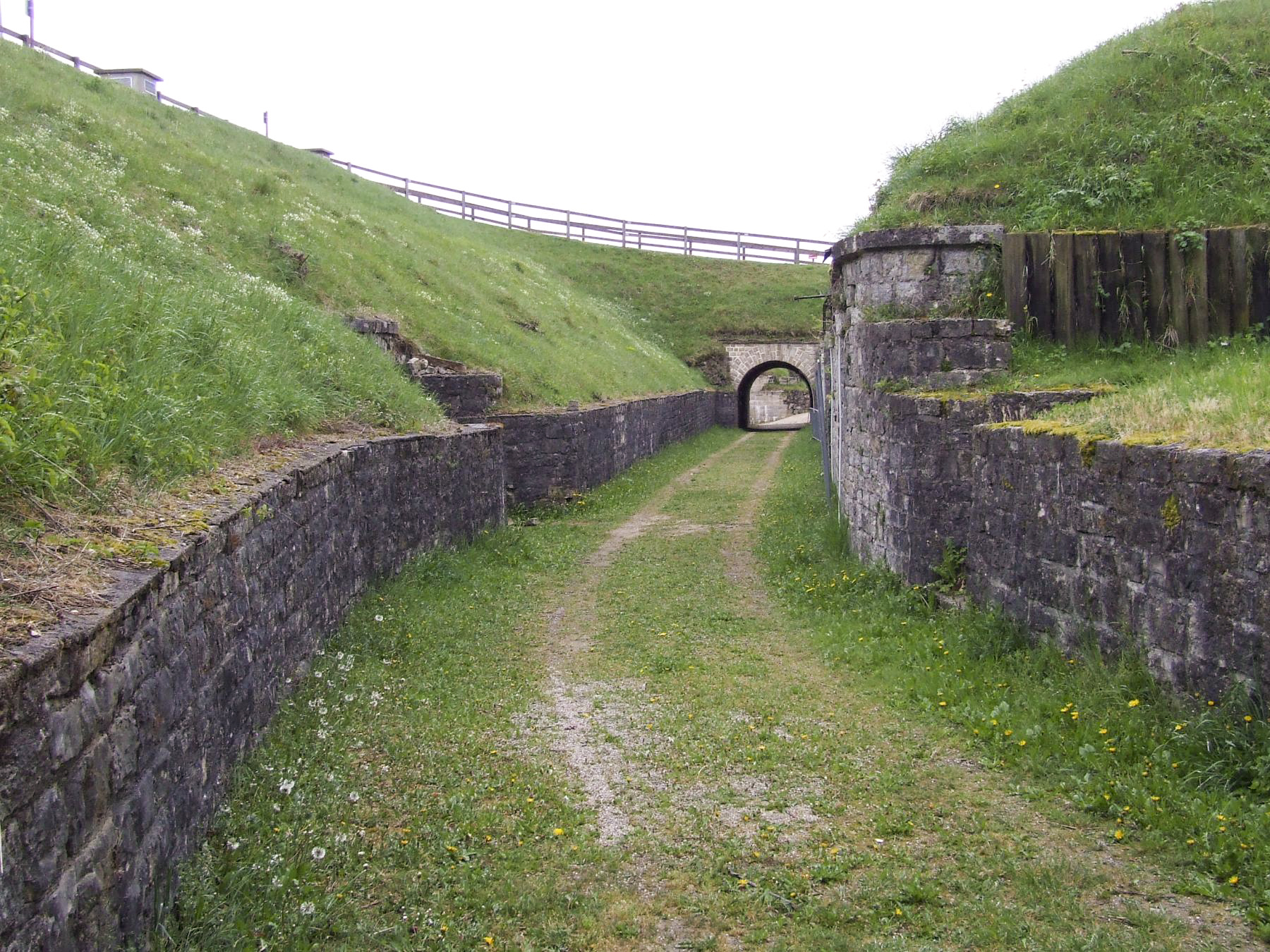 Ligne Maginot - FORT DU MONT-BART - (PC de Sous-Secteur) - Le rempart d'artillerie. - STENGER Mathieu