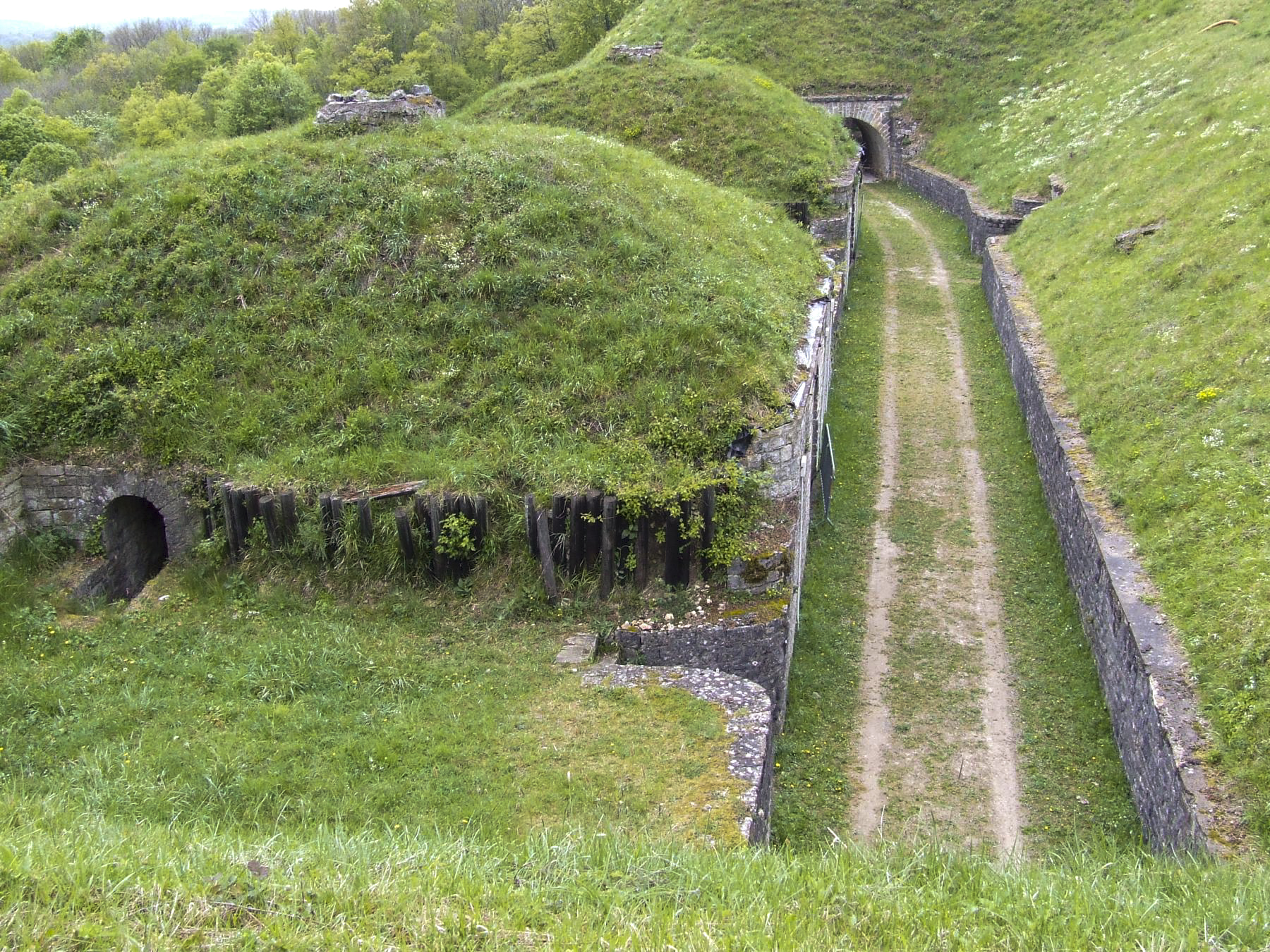 Ligne Maginot - FORT DU MONT-BART - (PC de Sous-Secteur) - Le rempart d'artillerie. - STENGER Mathieu