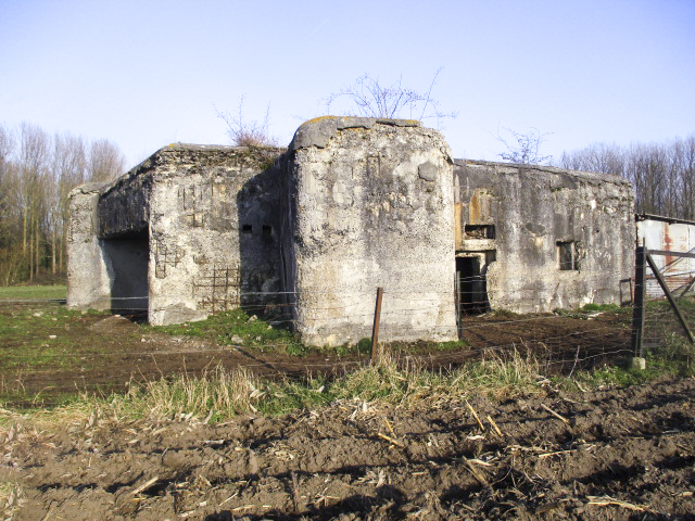 Ligne Maginot - EMERAUDE - (Blockhaus lourd type STG / STG-FCR - Double) - Blockhaus situé dans un pré privé. - Smardz Félix