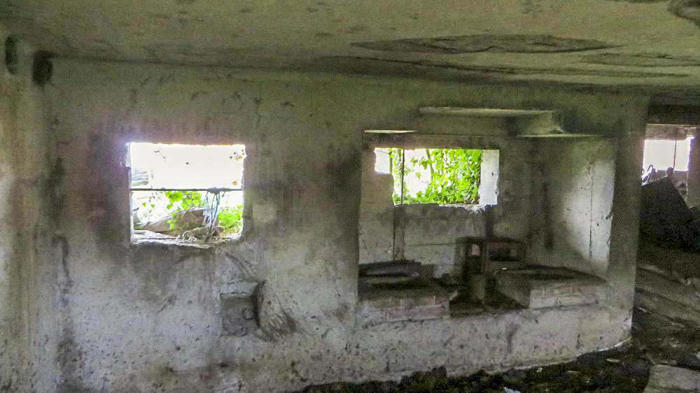 Ligne Maginot - RUBIS - (Blockhaus lourd type STG / STG-FCR - Double) - Intérieur du bloc. Vue des deux créneaux de la chambre de tir gauche et observatoire. - Alain FOCQUENOY