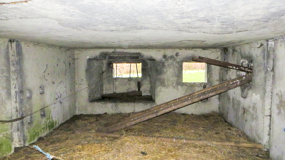 Ligne Maginot - RUBIS - (Blockhaus lourd type STG / STG-FCR - Double) - Intérieur du bloc. Vue des deux créneaux de la chambre de tir droite. - Alain FOCQUENOY